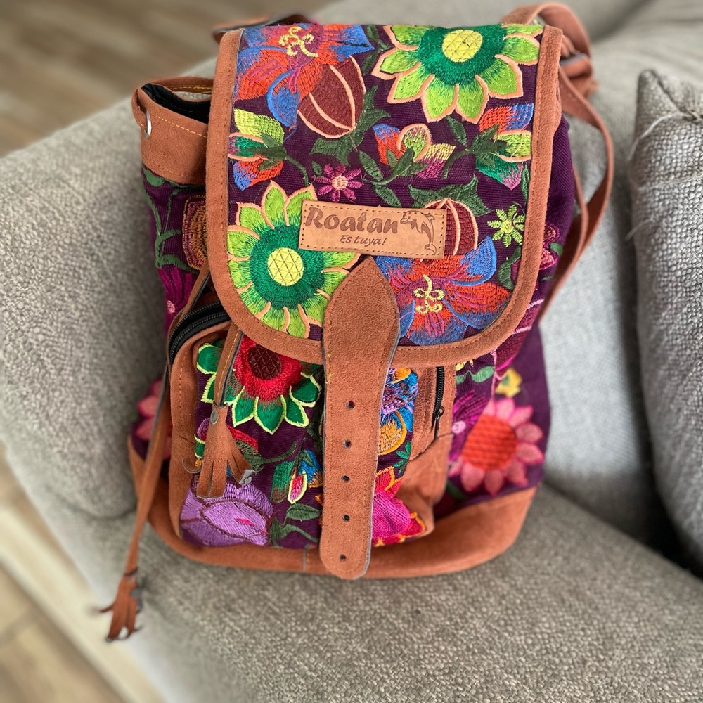 Roatan Es tuya!Women's Floral Embroidered Backpack - Multicolor